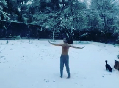 Θανάσης Ευθυμιάδης: Χορεύει ημίγυμνος και ξυπόλυτος στα χιόνια (βίντεο)