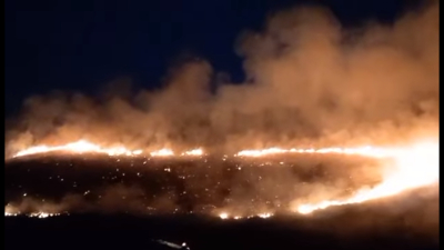 Εύβοια: Ξέφυγε η μεγάλη φωτιά σε δύσβατο σημείο, μάχη για να μην απειληθούν σπίτια