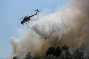 Νέα μεγάλη φωτιά στη Ζάκυνθο - Οι ντόπιοι βοηθούν τους πυροσβέστες για να μην πλησιάσουν οι φλόγες τα χωριά τους