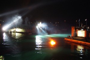 «Βουλιάζει» η Ναύπακτος- Με δάδες φωταγωγείται το λιμάνι το Πάσχα