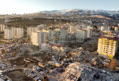 Σεισμός σε Τουρκία -Συρία: Θρήνος δίχως τέλος, πάνω από 15.000 οι νεκροί, εκατοντάδες στοιβαγμένα πτώματα σε παρκινγκ νοσοκομείου