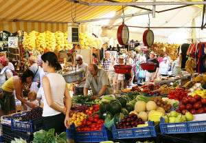 Voucher για δωρεάν τρόφιμα από λαϊκές αγορές θα δώσει η Περιφέρεια Αττικής