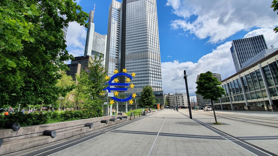 «Ψυχρολουσία» από την ΕΚΤ: Στο τραπέζι back-to-back αυξήσεις επιτοκίων το επόμενο δίμηνο