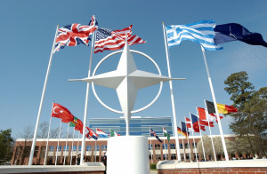 Ίσες αποστάσεις από ΝΑΤΟ για Ελλάδα και Τουρκία: Συστάσεις για αποκλιμάκωση και διάλογο