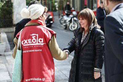 Η Κατερίνα Σακελλαροπούλου συναντήθηκε με πωλητές του περιοδικού δρόμου «σχεδία»
