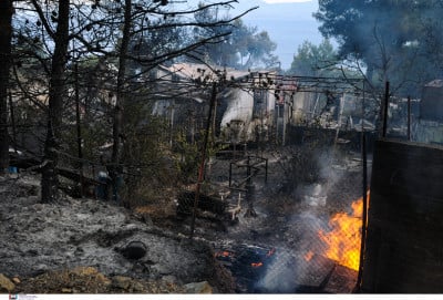 Μεγάλη φωτιά στο Σχίνο Κορινθίας: Σε Ικαρία και Κυκλάδες έφτασαν οι καπνοί, ισχυροί άνεμοι στην περιοχή (εικόνες)