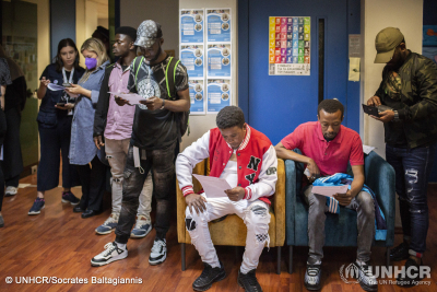 Οι πρόσφυγες καλύπτουν τα κενά στην αγορά εργασίας - Σκληρές και δύσκολες συνθήκες