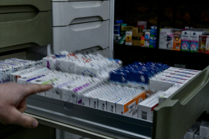 Φάρμακα: Ελλείψεις σε 200 σκευάσματα, 130 μέρες αναμονή για εκτέλεση συνταγών