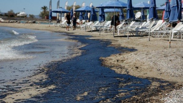 Ειδικοί επιστήμονες μιλούν για τις πιθανές συνέπειες της πετρελαιοκηλίδας στο Σαρωνικό