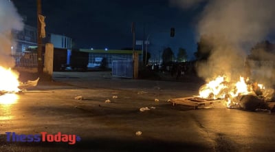 Οργή για τον νεκρό 17χρονο Ρομά: Άνοιξε η Εθνική Οδός στα Μέγαρα - Επεισόδια στη Θεσσαλονίκη