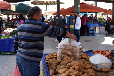 Στο πλευρό των αγροτών παραγωγοί και έμποροι: Απειλούν με κλειστές λαϊκές αγορές