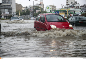 Σάρωσε τη χώρα η κακοκαιρία: Σοβαρά προβλήματα στους δρόμους, καταστροφές από τις βροχοπτώσεις (pic)
