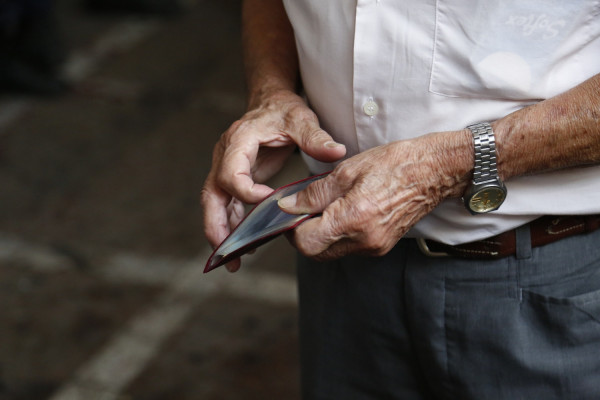 Συνταξιούχοι κάνουν μήνυση στην ΑΑΔΕ για τα ραβασάκια φόρου στα αναδρομικά