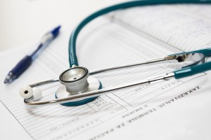 Αιφνιδιασμός με υποχρεωτική εγγραφή των ασφαλισμένων στους «ανύπαρκτους» οικογενειακούς γιατρούς