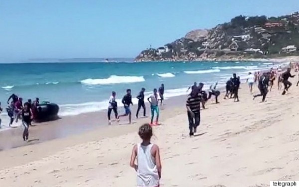 «Απόβαση» μεταναστών σε παραλία γεμάτη παραθεριστές στην Ισπανία
