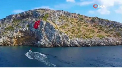 Νέο σόου των Τούρκων: Ύψωσαν τεράστια τουρκική σημαία απέναντι από τα Ίμια