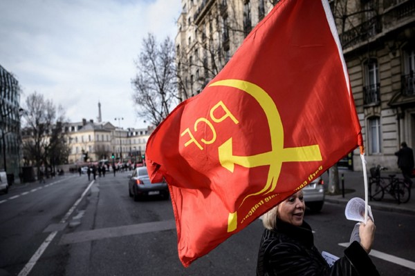 Το ΚΚ Γαλλίας ζητά την καταψήφιση της Μαρίν Λεπέν