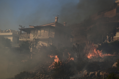 Φωτιά στον Κουβαρά: Μεγάλη αναζωπύρωση στην Σαρωνίδα -Φλόγες απειλούν σπίτια