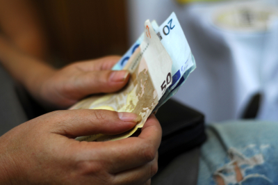 «Βρέχει» χρήμα από σήμερα: Πληρωμές 2,27 δισ. ευρώ από ΕΦΚΑ και ΔΥΠΑ μέσα σε ένα 5ήμερο