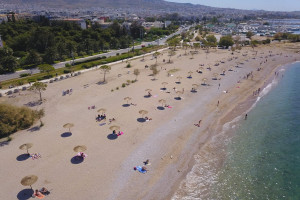 Παραλίες με drone, big brother επιτήρηση και πλαστικά δίχτυα. Καύσωνας και στις τιμές για ξαπλώστρα