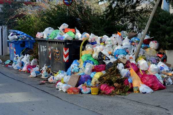 Ο δήμος Αθηναίων ζητεί από τους πολίτες να μην κατεβάζουν τα σκουπίδια στους κάδους 