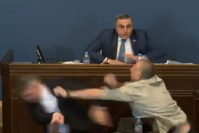 Σκηνές χάους στο κοινοβούλιο της Γεωργίας