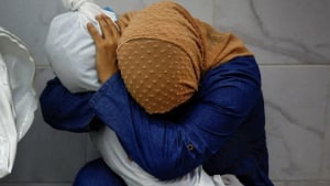 Φωτογραφία της χρονιάς: Η Παλαιστίνια που κρατά την σαβανωμένη, νεκρή ανιψιά της