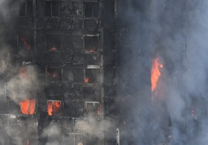Λονδίνο: Τους 17 έφτασαν οι νεκροί της πυρκαγιάς