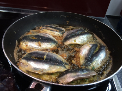 Σοκ στην Κάρπαθο: Ταβέρνα τηγάνιζε ζωντανά τα ψάρια, σκληρό βίντεο