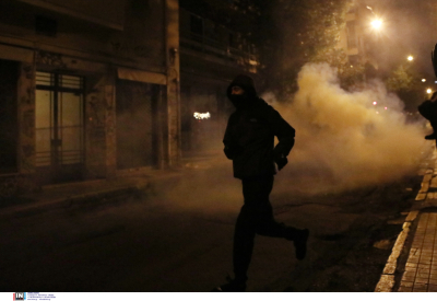 Επίθεση με φωτοβολίδες κατά αστυνομικών στη Πλατεία Μαβίλη - 17 προσαγωγές