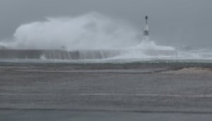 Κακοκαιρία: Ακυβέρνητο πλοίο στο Μυρτώο πέλαγος, πνέουν θυελλώδεις άνεμοι