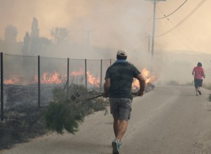 Πού απαγορεύεται η κυκλοφορία λόγω της πυρκαγιάς στην Ανατολική Αττική