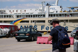 Αυξημένη κίνηση στο λιμάνι του Πειραιά, φεύγουν οι αδειούχοι του καλοκαιριού