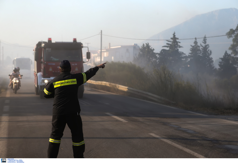 Ρέθυμνο: Φωτιά σε όχημα εν κινήσει, καρέ - καρέ οι προσπάθειες των πυροσβεστών