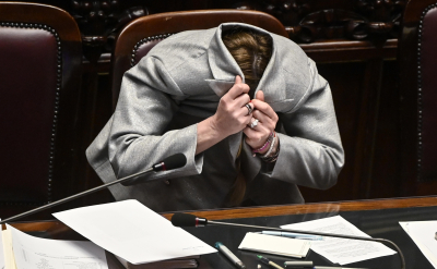 Η Τζόρτζια Μελόνι κρύφτηκε μέσα στο σακάκι της και έγινε viral
