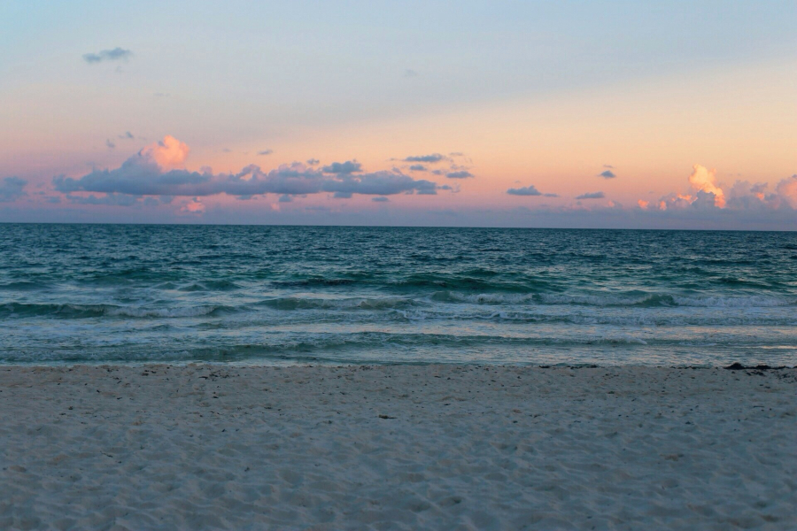 SOS για τις παραλίες: «Το ΥΠΟΙΚ φέρνει νομοσχέδιο για δόμηση πάνω... στο κύμα»
