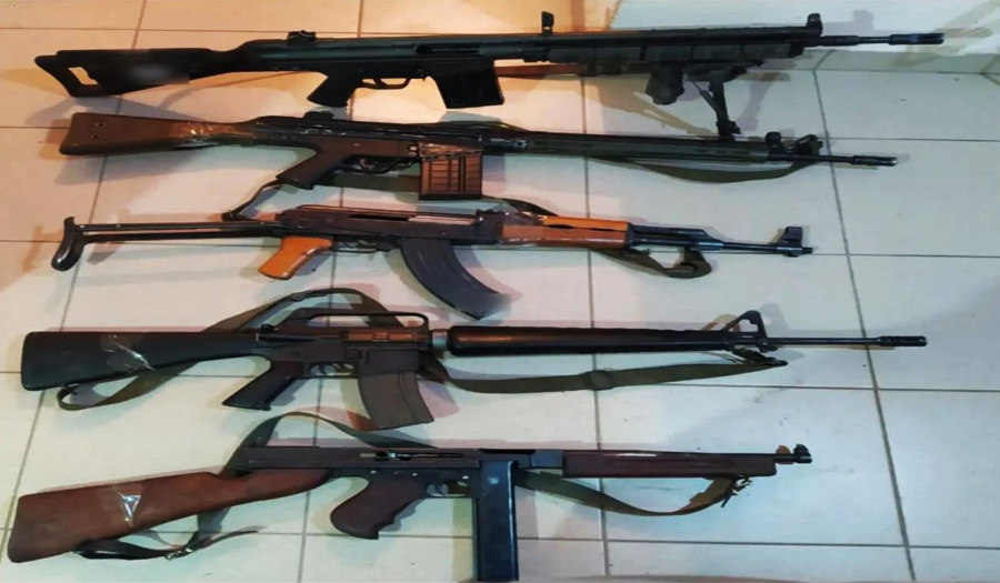 Νέα ευρήματα στο ιδιωτικό οπλοστάσιο ζευγαριού στην Φλώρινα - Δεκάδες όπλα και στην στέγη του σπιτιού