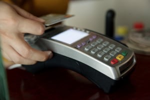 «Ψαλίδι» 50% στις χρεώσεις των τραπεζών στα POS
