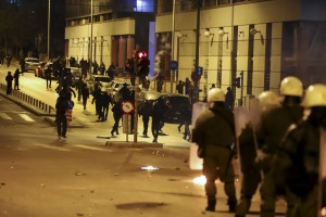 Οι αστυνομικοί καλούν τον Τόσκα σε σύσκεψη για τις επιθέσεις με μολότοφ στα ΜΑΤ