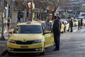 ΕΦΚΑ: Μη καταβολή εισφορών Δώρου Πάσχα οδηγών ταξί