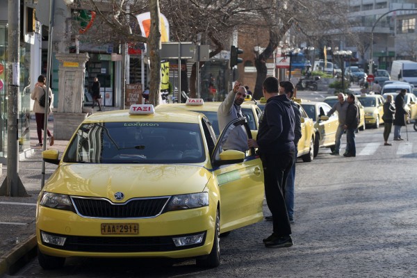 ΕΦΚΑ: Μη καταβολή εισφορών Δώρου Πάσχα οδηγών ταξί