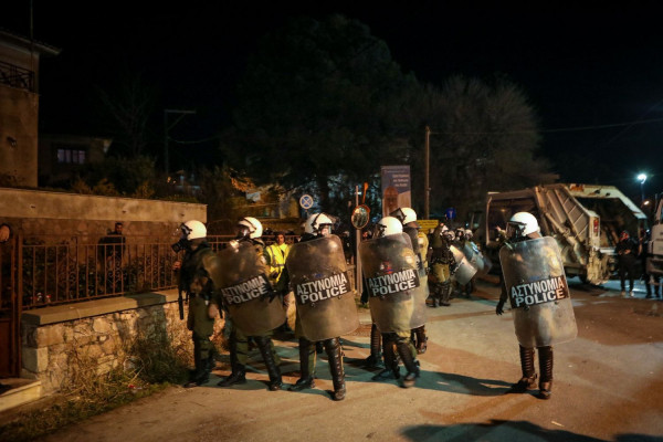 Μυτιλήνη: Το χρονικό των συγκρούσεων διαδηλωτών και αστυνομικών - Συνέχεια στην απεργία