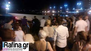 Δραματικές σκηνές στο λιμάνι της Ραφήνας - Μεταφέρουν με βάρκες τραυματίες