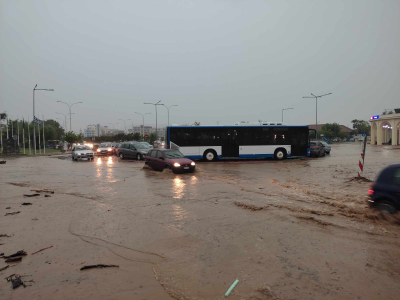 Η κακοκαιρία Daniel χτυπά ανελέητα τον Βόλο, πλημμυρισμένα σπίτια και καταστήματα, αυτοκίνητα «βούλιαξαν» σε δρόμους - «ποτάμια»