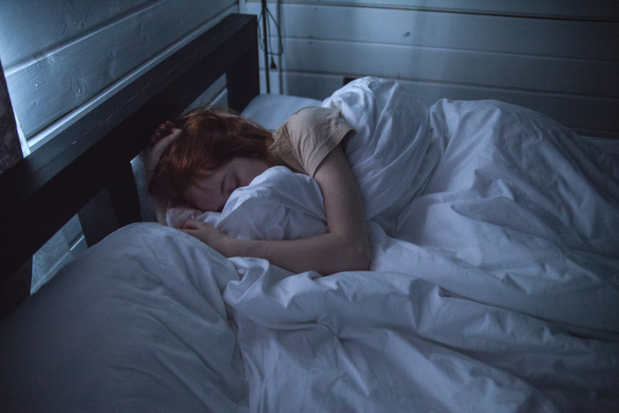 Η συνήθεια που έχετε στον ύπνο και προκαλεί ρυτίδες