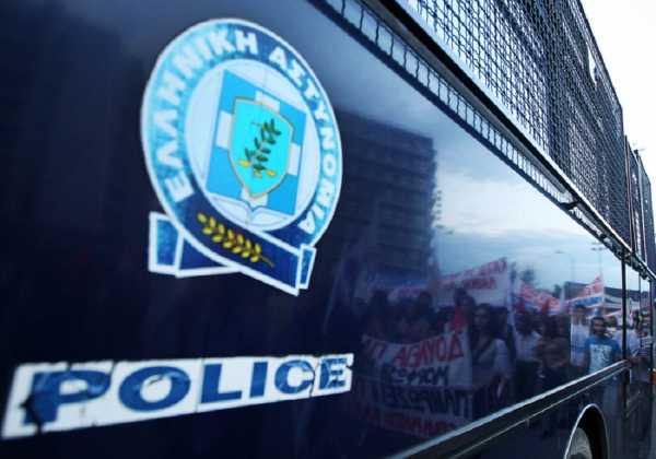 Επίθεση νεαρών κατά αστυνομικών στην Στουρνάρη