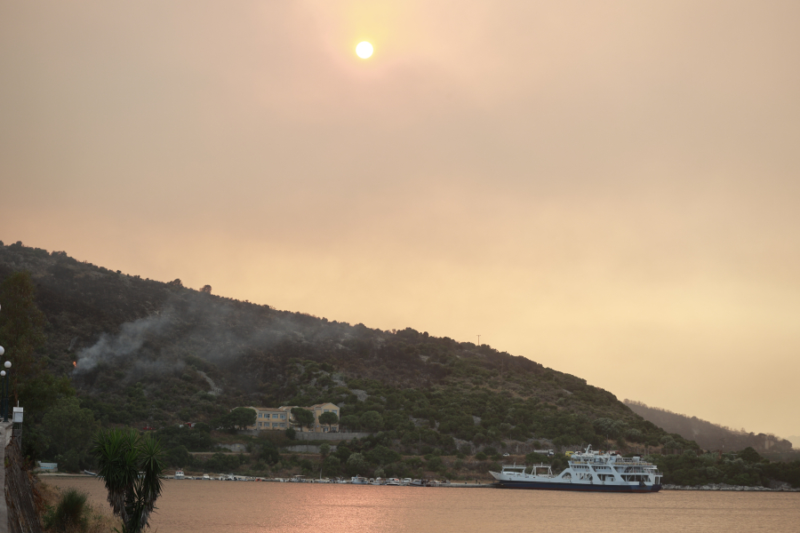Για τρίτο 24ωρο στις φλόγες η Κέρκυρα: Κάηκαν σπίτια στις Λούτσες, στη θάλασσα σταμάτησε η φωτιά στον Απραό