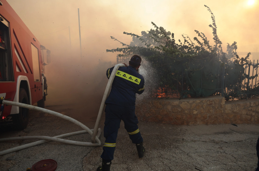 «Συνεχίζουμε»: Το συγκλονιστικό βίντεο των πυροσβεστών που δίνουν μάχη με τις φλόγες