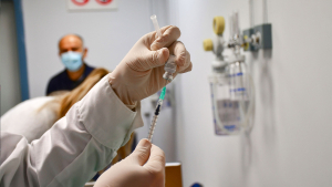 Καθηγητής Πνευμονολογίας Βασιλακόπουλος: Ποιοι πρέπει να εμβολιαστούν σύντομα