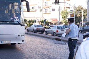 Σχολικό λεωφορείο τυλίχθηκε στις φλόγες στη Θεσσαλονίκη